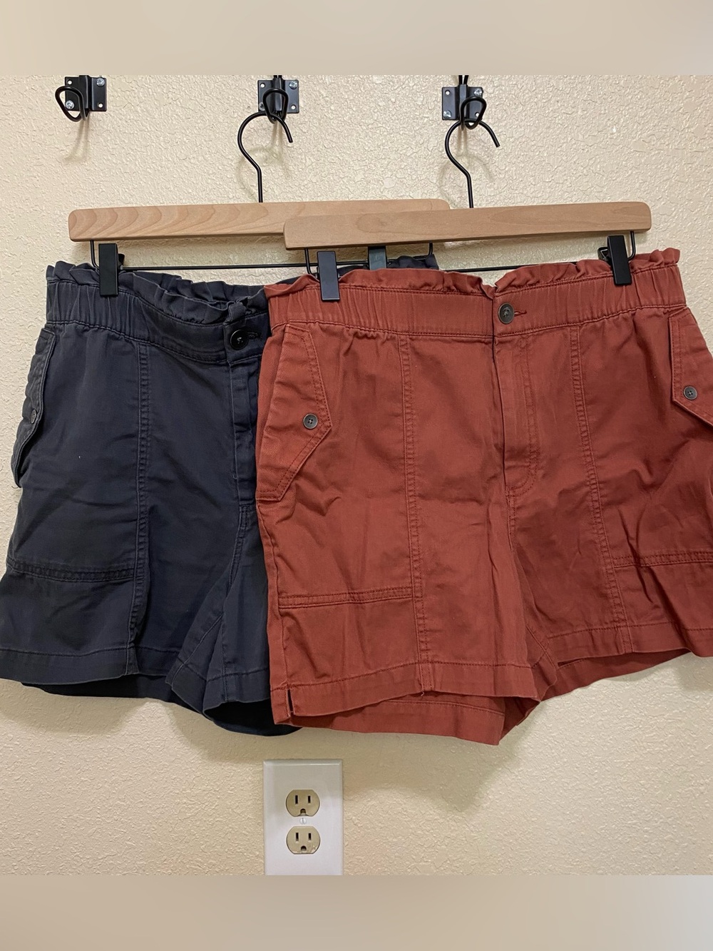 High-Waist Cargo Shorts - Rust & Dark Gray